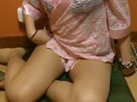 セクシーな衣装を着ている熱海温泉のピンクコンパニオン